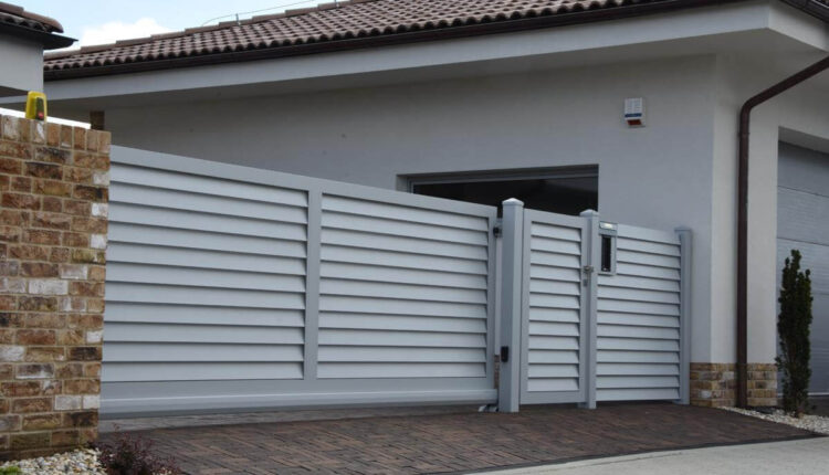 Hliníkový plot TURF so vstupnou bránkou, vjazdovou bránou aj plotovým dielom s intercom a zabudovanou schránkou. Zdroj: www.sunsystem.sk